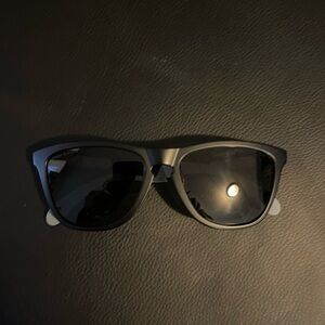 Oakley Frogskins Mix Matte Black /
Prizm Grey never worn